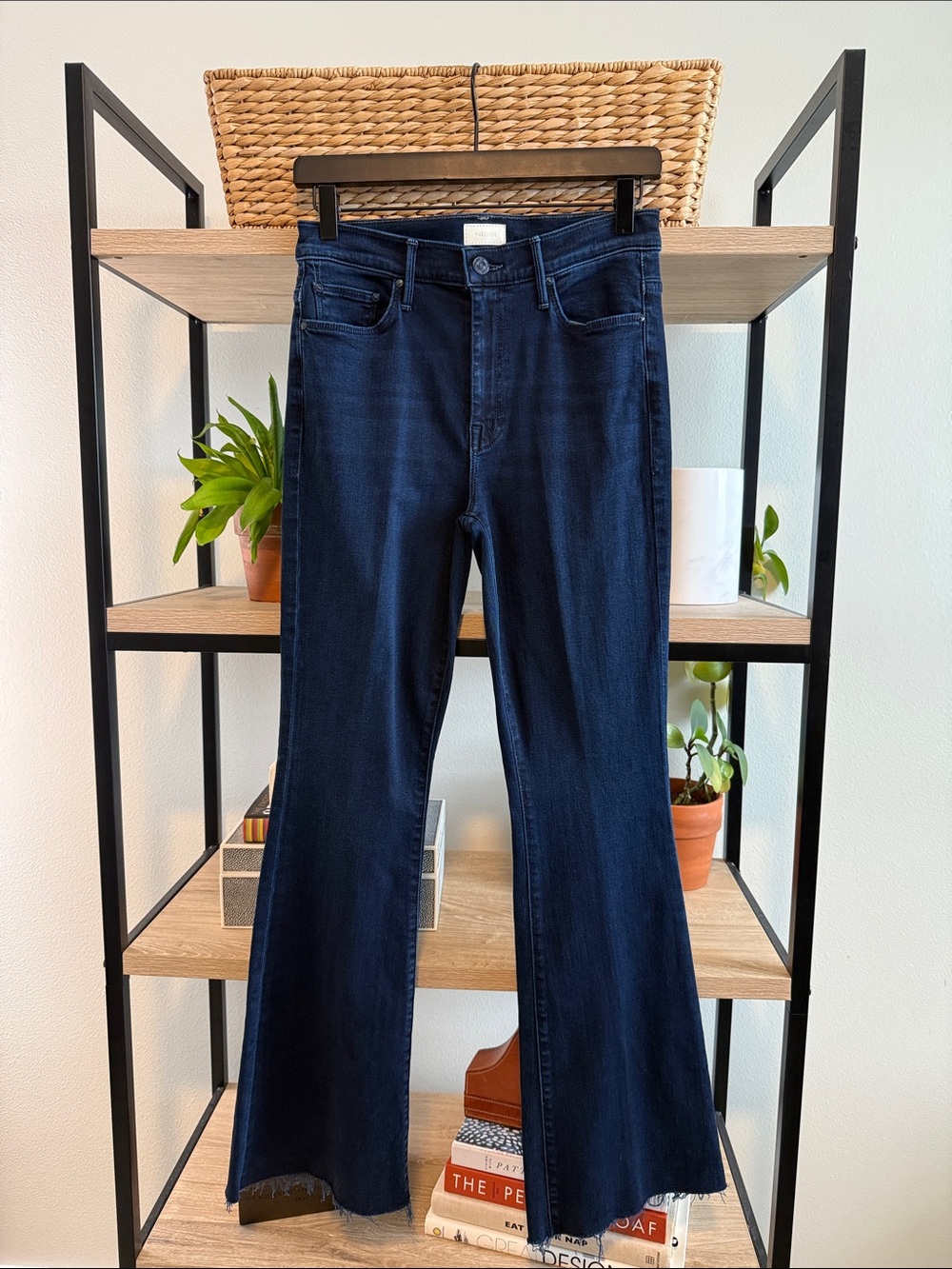 MOTHER The Weekender Fray in Chip On My Shoulder Dark Wash MidRise Flare Jean 28